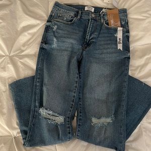 Selling Kensie distressed jeans in size 27.